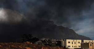 Μεγάλη φωτιά στη Νότια Αφρική: Εκκενώθηκε συνοικία του Κέιπ Τάουν