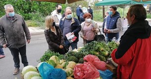 Επίσκεψη στη Λαϊκή Αγορά της Θήβας πραγματοποίησε η Γιώτα Πούλου