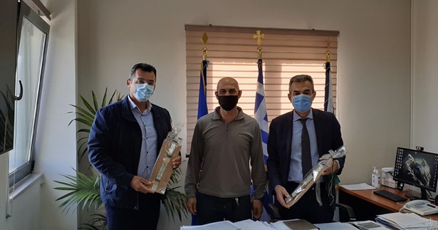 Πασχαλινή λαμπάδα στον Δήμαρχο Θηβαίων δώρισαν οι μαθητές του ΕΕΕΕΚ Λουτουφίου