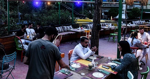 «Ανάσταση» στην εστίαση - Ποιοι παίρνουν σειρά στην άρση του lockdown
