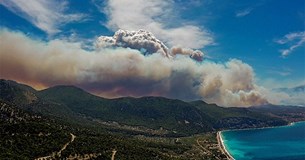 Φωτιά σε Κορινθία και Δυτική Αττική: Καίει σε διάσπαρτα μέτωπα - «Μάχη» για δεύτερο 24ωρο