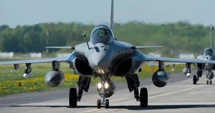 Το πρώτο Rafale που βάφτηκε με ελληνικά χρώματα στη Τανάγρα