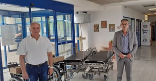 Δωρεά φορείων και αναπηρικών αμαξιδίων στο Νοσοκομείο Θηβών