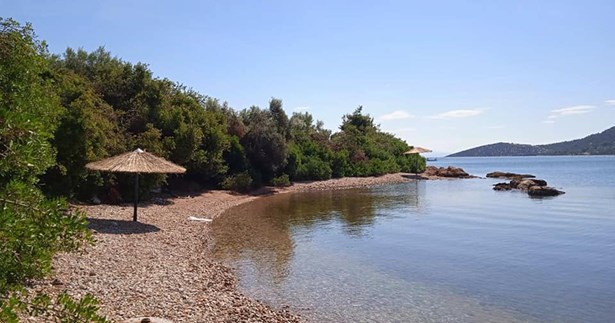 Δήμος Λοκρών: Τοποθετήθηκαν 80 πλεκτές ομπρέλες στις παραλίες του Δήμου