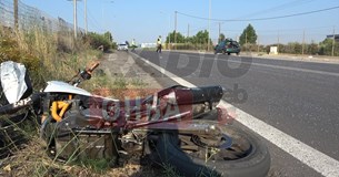 Τροχαίο ατύχημα στη Θήβα: Σφοδρή σύγκρουση μηχανής με ΙΧ