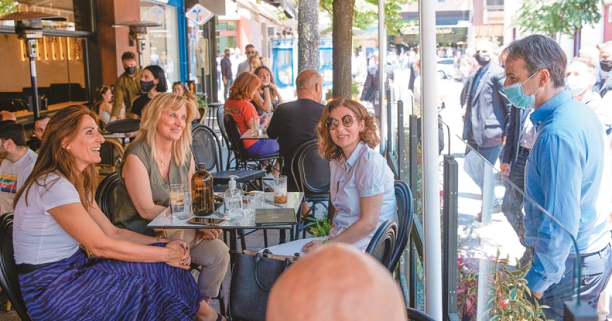 Τα σχέδια της κυβέρνησης: Ούτε για καφέ χωρίς εμβόλιο