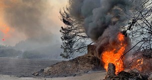 Φωτιά στην Εύβοια: Μάχη για να μην ξεφύγει στα κεντρικά το πύρινο μέτωπο