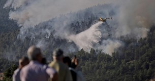 Φωτιά στα Βίλια: Νέα μεγάλη αναζωπύρωση - Συνεχείς οι ρίψεις νερού από τις εναέριες δυνάμεις