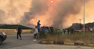Φωτιά στα Βίλια: Κάηκαν σπίτια εκτός οικισμού - Σε ετοιμότητα οι κάτοικοι για να εκκενώσουν