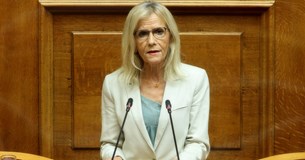 Εξηγήσεις για το κλείσιμο «ασφαλών ζωνών» για ασυνόδευτα προσφυγόπουλα στη Θήβα ζητά η Γ. Πούλου