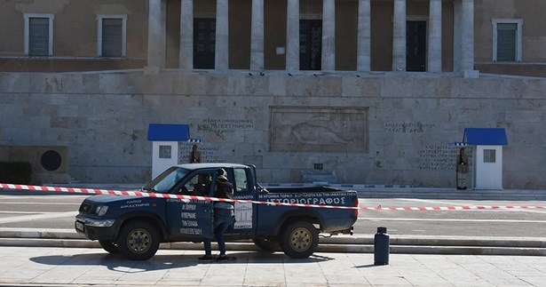 Πρωτοφανές: Φορτηγάκι με φιάλες υγραερίου στο Μνημείο του Αγνωστου Στρατιώτη - Δείτε φωτογραφίες