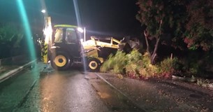 Κλαδιά πέφτουν στους δρόμους του Δ. Αλιάρτου-Θεσπιέων λόγω της κακοκαιρίας