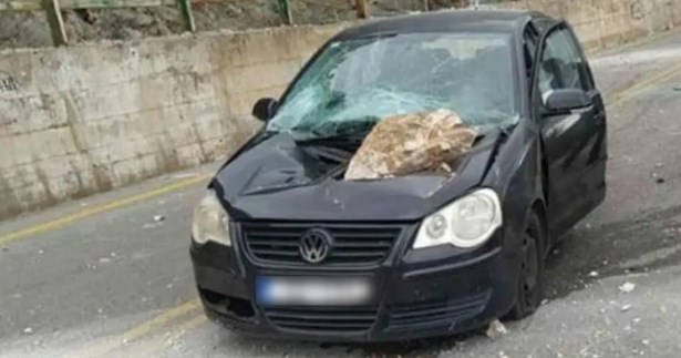 Βράχος έπεσε πάνω σε κινούμενο αμάξι στην Αράχωβα