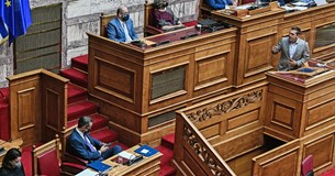 Δείτε live: Η σύγκρουση Μητσοτάκη - Τσίπρα στη Βουλή για την πανδημία