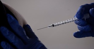 Εμβολιασμός: Στους 5 μήνες η τρίτη δόση - Καταγράφηκαν 100.000 νέες μολύνσεις σε 14 μέρες