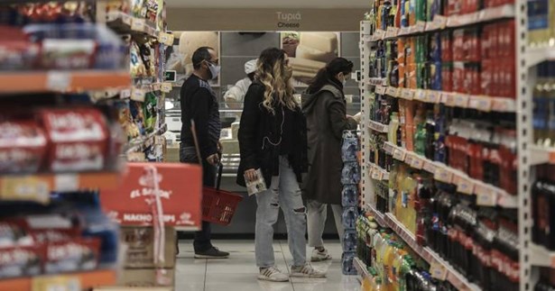 Η ακρίβεια χτυπά τα νοικοκυριά αλλά γεμίζει τα κρατικά ταμεία - Ποιοι φόροι «καλπάζουν»