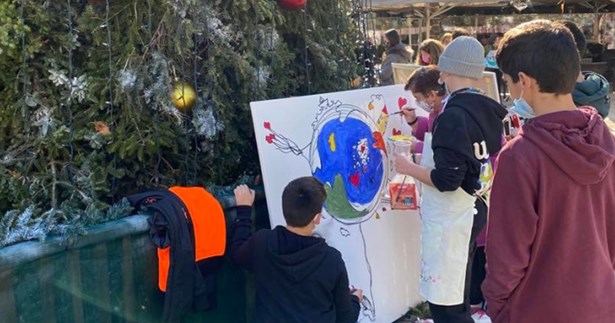 «Όλοι διαφορετικοί, όλοι ίσοι»: Ζωγραφική μαθητών στην κεντρική πλατεία της Θήβας