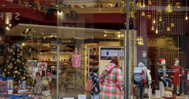 Εορταστικό ωράριο: Τι ώρα κλείνουν σήμερα καταστήματα και σούπερ μάρκετ