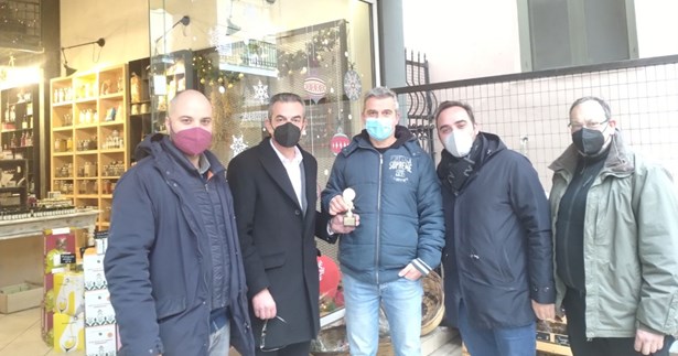 Την απονομή του βραβείου καλύτερης Χριστουγεννιάτικης βιτρίνας έκανε ο Δήμαρχος Θηβαίων