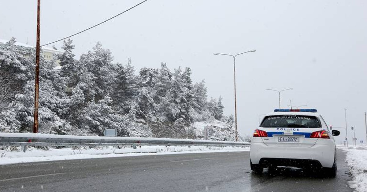 Με αντιολισθητικές αλυσίδες η κυκλοφορία στην Αράχωβα