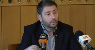 O Νίκος Ανδρουλάκης συζητά στον Ορχομενό τα προβλήματα των αγροτών
