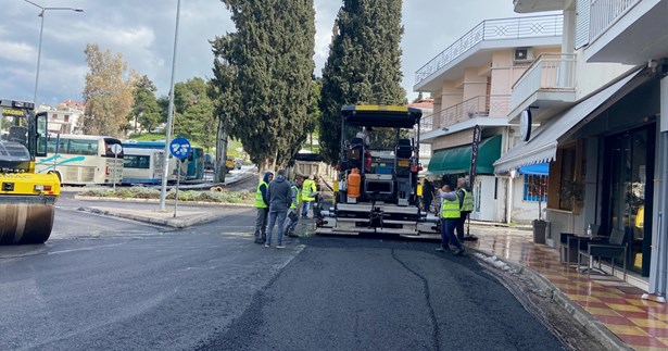 Ξεκίνησαν οι εργασίες ασφαλτόστρωσης και αποκατάστασης σε οδούς που είχαν υποστεί ζημιές από τις χιονοπτώσεις στο Δ. Θηβαίων