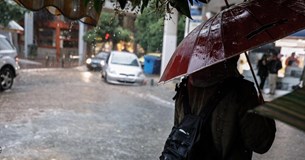 Καιρός σήμερα: Βουτιά του υδράργυρου, βροχές και ισχυροί άνεμοι