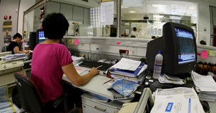 Δημόσιοι υπάλληλοι: Σφαγή έως και 15,7% στους μισθούς - Οι ριγμένοι ανά κλάδο