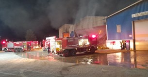 Μεγάλη πυρκαγιά ξέσπασε σε αποθήκη στην Αλίαρτο - Στο σημείο ισχυρές δυνάμεις της πυροσβεστικής (ΦΩΤΟ)