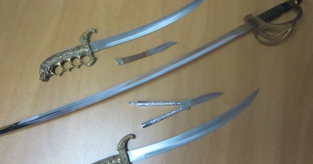 Τον συνέλαβαν στη Λαμία με ναρκωτικά και σπαθιά