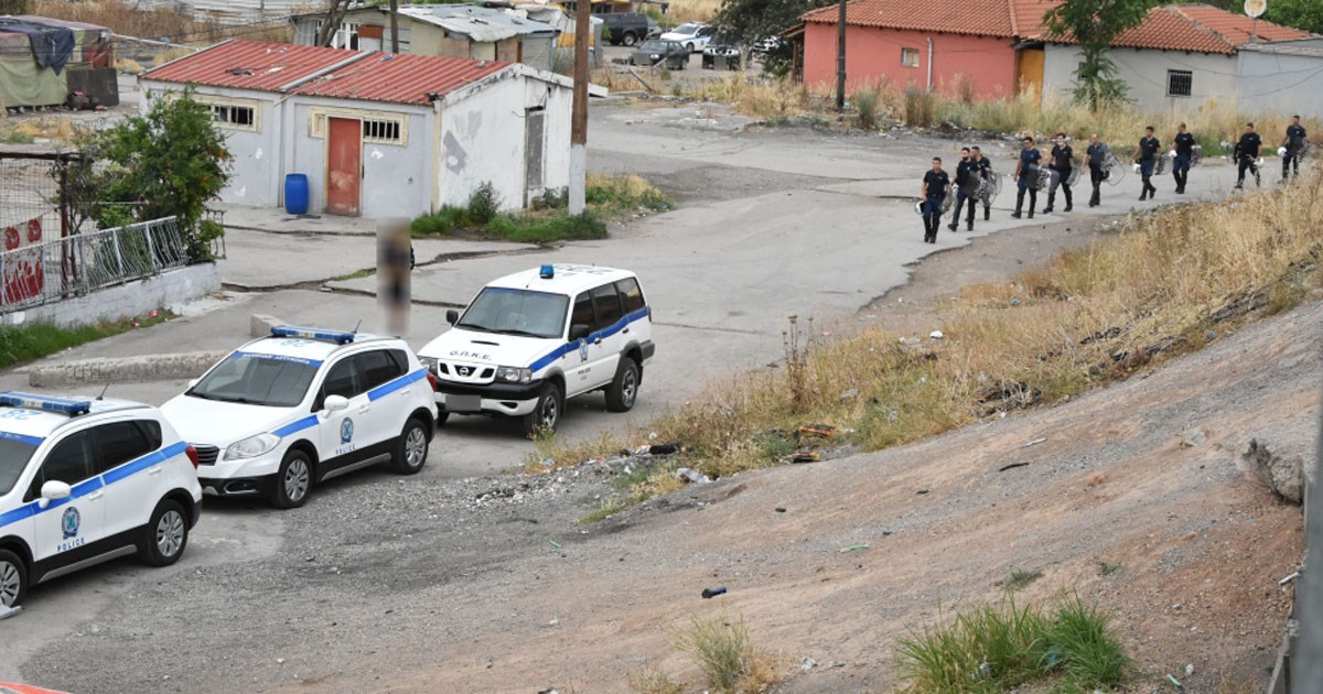 Θήβα: 3 συλλήψεις και 13 προσαγωγές στην επιχείρηση της ΕΛ.ΑΣ. στον καταυλισμό των Ρομά - Δείτε φωτό Θήβα: 3 συλλήψεις και 13 προσαγωγές στην επιχείρηση της ΕΛ.ΑΣ. στον καταυλισμό των Ρομά - Δείτε φωτό