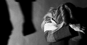 Φρίκη στην Εύβοια: 25χρονη κατήγγειλε πως της επιτέθηκε και την χτύπησε ο πατέρας της