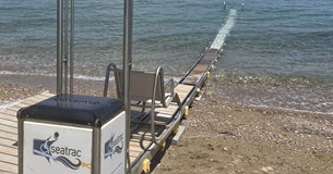 Έτοιμη για χρήση η ράμπα πρόσβασης ΑμεΑ στη παραλία Πλάκας Δηλεσίου