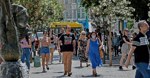 Κορωνοϊός: Τα χιλιάδες κρούσματα ημερησίως φέρνουν τη μάσκα ξανά στο προσκήνιο - Τι λένε οι ειδικοί