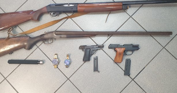 Την συνέλαβαν στη Χαλκίδα με πιστόλια και καραμπίνες