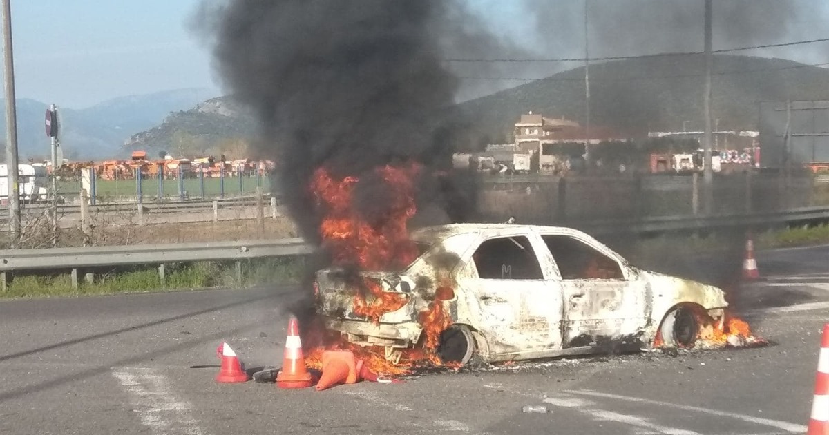 Όχημα της αστυνομίας κάηκε ολοσχερώς στη Βοιωτία