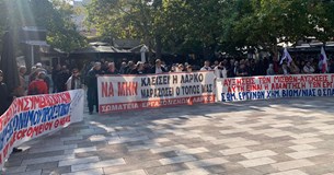 Απεργιακή κινητοποίηση στην κεντρική πλατεία της Θήβας - «Αρκετά τους ανεχτήκαμε»