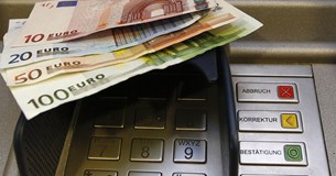 Υπάρχει ακόμη φιλότιμο - Βρήκαν λεφτά σε ATM στη Θήβα και τα έδωσαν στον ιδιοκτήτη τους