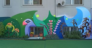 Η UrbanAct «μεταμορφώνει» σε έργο τέχνης τους τοίχους του 9ου Νηπιαγωγείου Θήβας - Δείτε φωτογραφίες