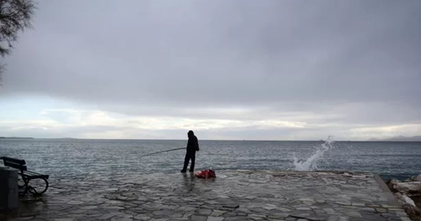 Καιρός: Αίθριος με λίγες νεφώσεις - Πτώση της θερμοκρασίας σε όλη τη χώρα