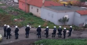 Συλλήψεις και προσαγωγές σε αστυνομική επιχείρηση στον καταυλισμό των Ρομά στη Θήβα