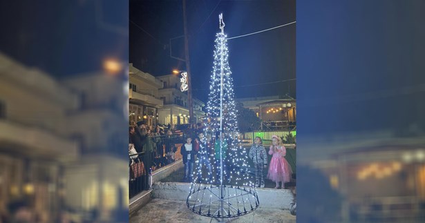 Φωταγωγήθηκε με πλήθος κόσμου το Χριστουγεννιάτικο Δέντρο στη Δομβραίνα