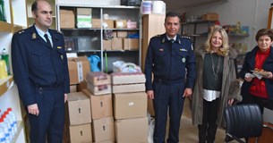 Αστυνομικοί στη Στερεά Ελλάδα παρέδωσαν τρόφιμα και αγαθά σε άτομα που τα έχουν ανάγκη