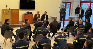 Επίσκεψη του Χρήστου Σταϊκούρα σε υπηρεσίες της πυροσβεστικής στη Λαμία