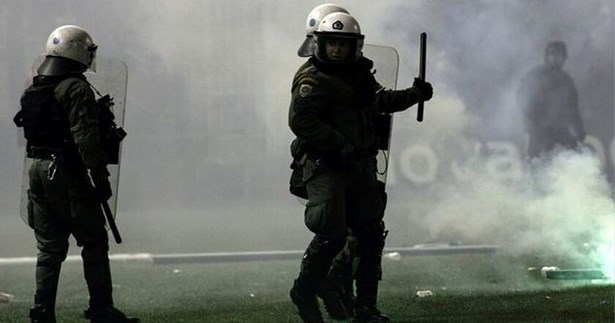 Δύο συλλήψεις για παράνομη ρίψη φωτοβολίδων και βεγγαλικών στον αγώνα Λεβαδειακός - Λαμία
