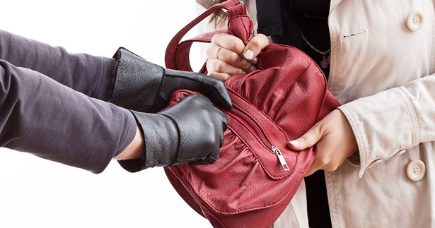 Συνελήφθη στη Χαλκίδα για κλοπή πορτοφολιού από ηλικιωμένη