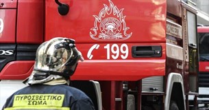 Ξέσπασε φωτιά σε σπίτι στη Θήβα - Αμεση παρέμβαση της Πυροσβεστικής