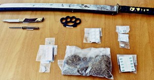 Συνελήφθη στη Λαμία με ναρκωτικά, όπλα και αδασμολόγηστο καπνό
