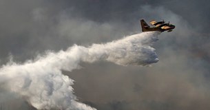 Ισχυρές δυνάμεις της πυροσβεστικής στο Καπαρέλλι - Σπεύδει αεροσκάφος στο σημείο