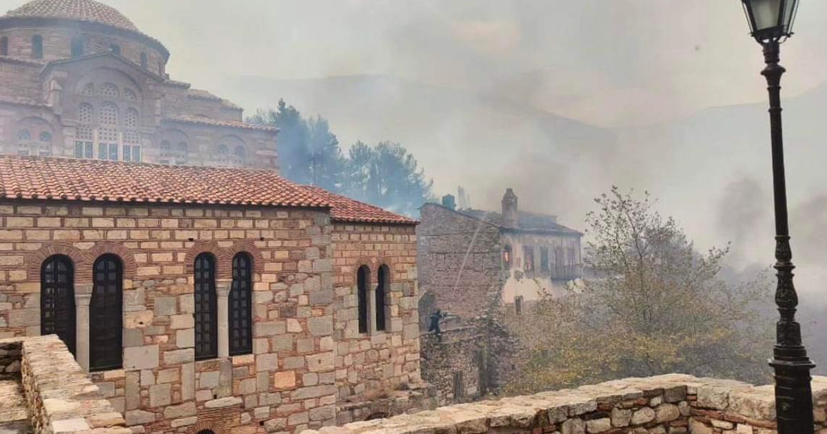 Έκτακτο: Καίγεται η ιστορική μονή του Οσίου Λουκά